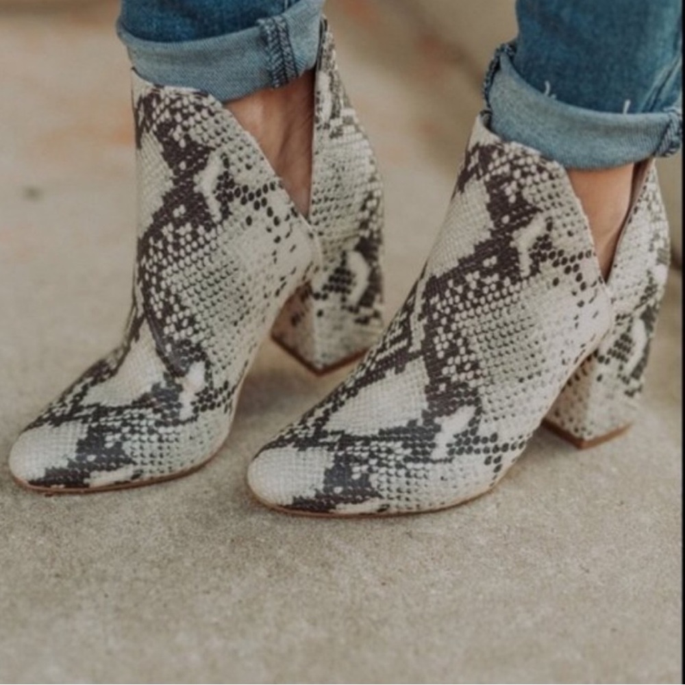 Steve Madden Rookie Bootie in Beige Snake Print Size 8